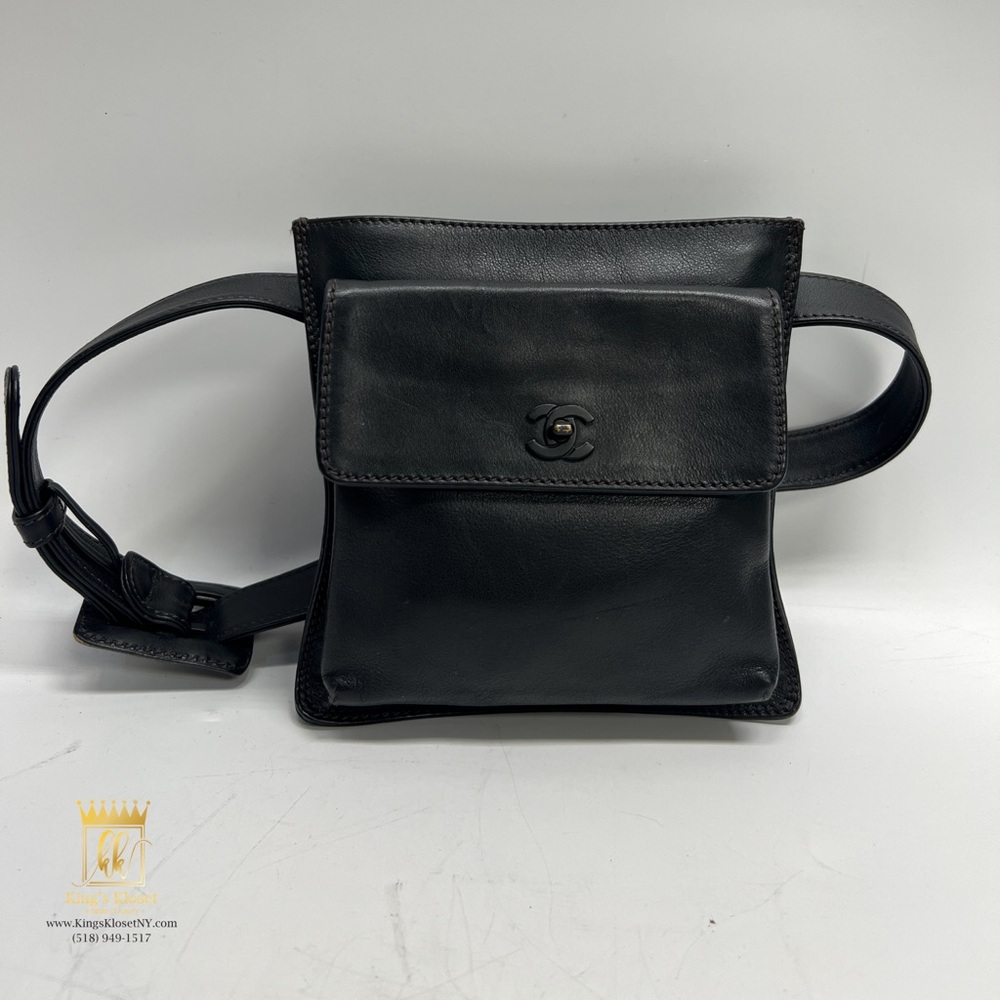 So black waist Chanel belt bag / fanny pack